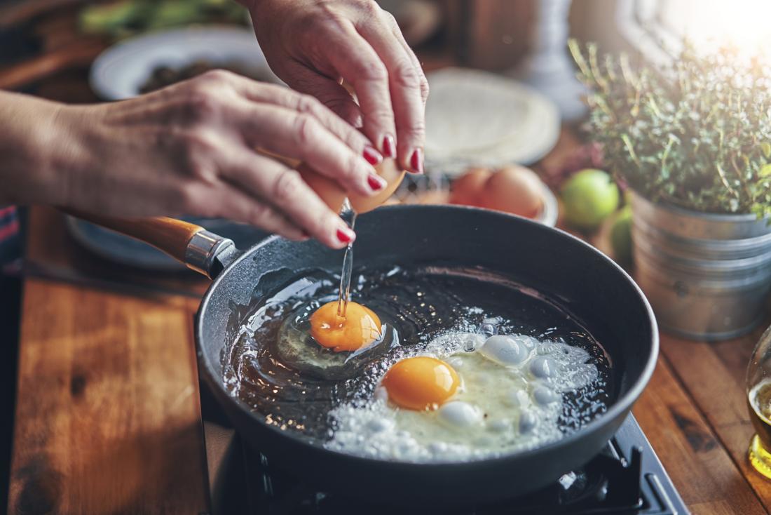 Frying eggs at home